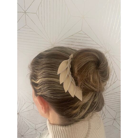 Artisan Handmade Ivory Leather Petal Hair Comb - Picture 7 of 10